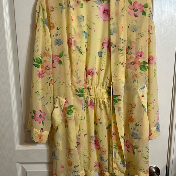 EUC Victoria's Secret Floral Yellow Sheer Cover Up/Robe - Picture 2 of 6